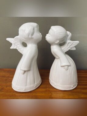 Vintage Pair Kissing Figurines White Ceramic Mod Decor Angel Cherubs 7.5”T